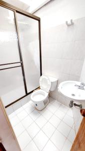 La salle de bains est pourvue de toilettes et d'un lavabo. dans l'établissement Hospedería Villa Lucía, à Villa de Leyva