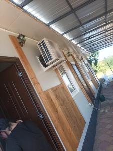 um homem deitado em frente a uma porta com um ar condicionado em Big Bear Hunting Lodge em Buzau