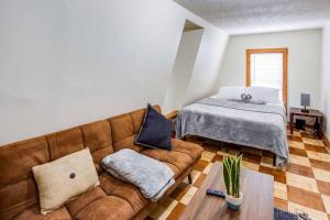 Lova arba lovos apgyvendinimo įstaigoje Comfortable home in Cornhill/DWTN/UofR/Strong Hosp