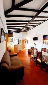 - un salon avec un canapé et une table dans l'établissement Hospedería Villa Lucía, à Villa de Leyva
