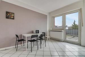 um quarto com uma mesa e cadeiras e uma janela em Unterkunft mit Balkon in Lünen em Lünen