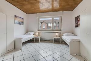 um quarto com duas camas e uma janela em Unterkunft mit Balkon in Lünen em Lünen
