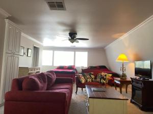 sala de estar con 2 sofás y ventilador de techo en Wondrous Stays, en Temecula