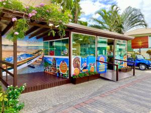 una tienda con muchas ventanas en Morada do Mar Hotel, en Bombinhas