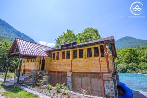 una casita al lado de un río en Rafting Center "TARA-RAFT", en Bastasi