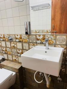 y baño con lavabo blanco y aseo. en Green Gold Resort en Bāzārgaon