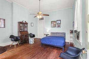 1 dormitorio con 1 cama azul y 2 sillas en Fab Studio on Tree-Lined Street w City Bikes, en Nueva Orleans