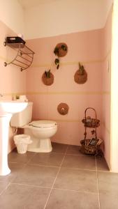 een badkamer met een toilet en een wastafel bij Best ocean view 1 bedroom long term opportunity in Las Flores