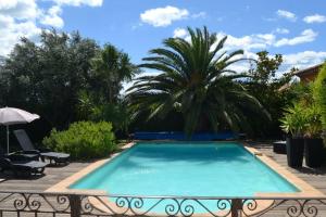 Bazén v ubytování "POUR VOUS" studio dans villa avec piscine nebo v jeho okolí