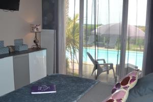 Bazén v ubytování "POUR VOUS" studio dans villa avec piscine nebo v jeho okolí + 27 fotografií