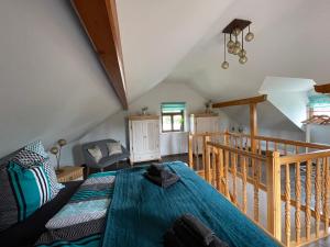 1 dormitorio con 1 cama con manta azul en Ferienhaus Nicole, en Quedlinburg