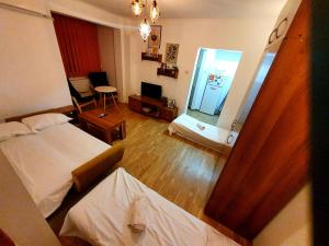 Letto o letti in una camera di Romanian Athenaeum 1BR Apartment with Amazing View
