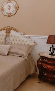 1 dormitorio con 1 cama y 1 mesa con lámpara en Savoia23 - Luxury Superior Suite -, en Nardò