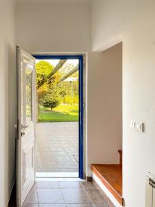 una puerta abierta con vistas a un patio en Quinta do Cutato - Beatriz Guest House - A2 en Santo Estêvão