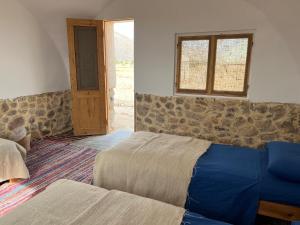 Farm’s guest room في نويبع: غرفة نوم بسريرين ونافذة