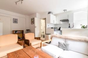 倫敦的住宿－Gorgeous Putney Flat，客厅配有沙发、椅子和桌子