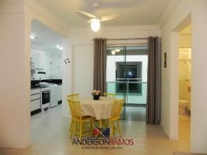 comedor con mesa y sillas en la cocina en 1055 - Apartamento para locação em Bombinhas - Residencial Atalanta Apto 204 B, en Bombinhas