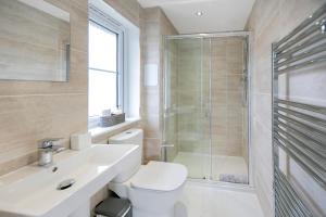 Bilik mandi di Fern Place Villa - Grampian Lettings Ltd +46 gambar
