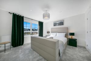 ein Schlafzimmer mit einem Bett und einem großen Fenster in der Unterkunft Fern Place Villa - Grampian Lettings Ltd 