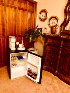 een kleine koelkast met drankjes naast een dressoir bij Sundance Suite - Prairie Rose B&B in Cheyenne