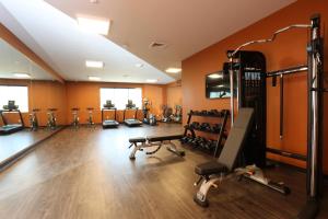 Fitness centrum a/nebo fitness zařízení v ubytování Cedartree Hotel Portland Hillsboro
