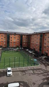 - un court de tennis dans un parking situé en face d'un bâtiment dans l'établissement Luxe Appartments on Stepnoy, à Karaganda