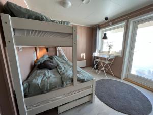 Etagenbett in einem kleinen Zimmer mit einem Schreibtisch in der Unterkunft Room in Tromsø, Kvaløya in Tromsø