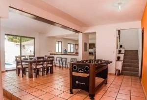 Χώρος καθιστικού στο Casa Juarez: Great 4BR house w/ POOL & GAMES, perfect for Parties & Family