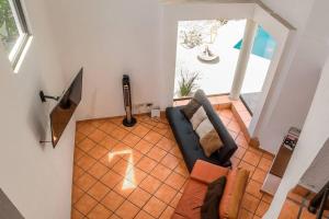 Μια τηλεόραση ή/και κέντρο ψυχαγωγίας στο Casa Juarez: Great 4BR house w/ POOL & GAMES, perfect for Parties & Family