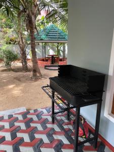 a black grill sitting on top of a table at MSV VILLA RÉSIDENCE HOME in Batticaloa