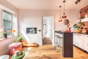 ein Wohnzimmer mit einer Küche mit einer Theke und einem Tisch in der Unterkunft Boutique Studio Amsterdam near RAI and De Pijp in Amsterdam