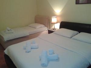 ein Hotelzimmer mit 2 Betten und Handtüchern darauf in der Unterkunft Apartment Slavija in Belgrad