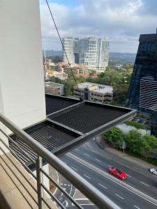 desde el balcón de un edificio con carretera en Sandton Accomodation Hydro Park, en Johannesburgo