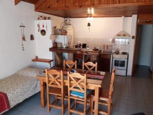 a kitchen with a table and chairs in a room at Colibrí House in San Martín de los Andes