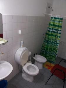 y baño con aseo y lavamanos. en Colibrí House en San Martín de los Andes