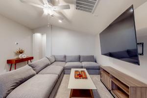 吉伯特的住宿－Desert Diamond，带沙发和平面电视的客厅