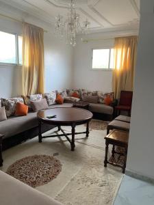 Marrakech في مراكش: غرفة معيشة مع أريكة وطاولة قهوة