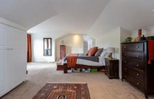 um quarto com uma cama e uma cómoda em MIGJOS VILLA em Joanesburgo