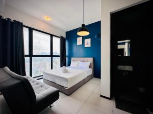 Urban Suite Cozy Family Homestay at Georgetown by Heng Penang Homestay في Jelutong: غرفة نوم بسرير وكرسي وأريكة
