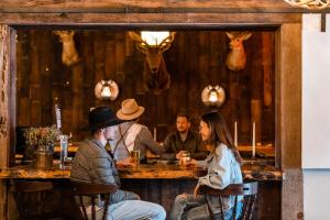 un grupo de personas sentadas en un bar en Cuyama Buckhorn, en New Cuyama