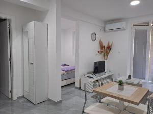 a white room with a table and a bedroom at Snow White in Veliko Gradište