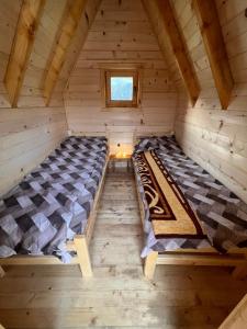 een slaapkamer in een blokhut bij Rural Household MINIĆ - Kapetanovo jezero in Kolašin