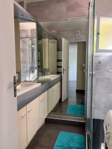 Un baño con dos lavabos y una ducha. en SPLENDIDE 3 PIECES VUE MER, en Antibes 44 fotos más