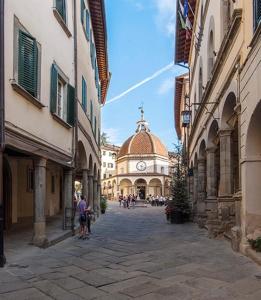 a city street with a building with a clock tower at Nel borgo con vista castello in Poppi