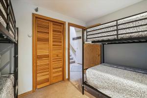 - une chambre avec 2 lits superposés et un placard dans l'établissement Inviting Country Setting Highridge One bedroom plus loft C7, à Killington