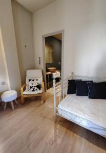 sypialnia z 2 łóżkami piętrowymi i lustrem w obiekcie Arahova Pansion w mieście Arachova