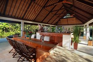 Un restaurante o sitio para comer en Villa Bali Asri