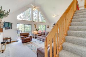 uma sala de estar com escadas e uma grande janela em Murphy Cabin with Deck and Sweeping Mountain Views! em Murphy