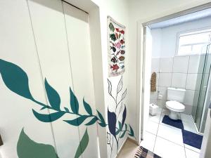 La salle de bains est pourvue d'une douche et de toilettes. dans l'établissement Guest House Vida Vibra, à Ubatuba