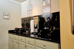 a restaurant with a counter with a coffee shop at Family Garden Inn & Suites in Laredo